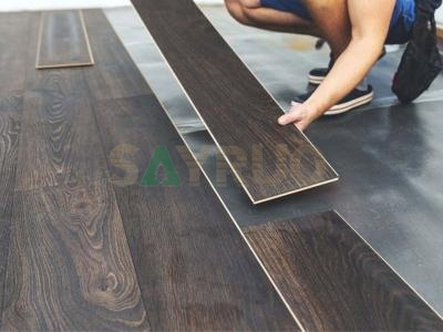 En gros personnalisé de bonne qualité respectueux de l'environnement en bois spc plancher de pin plancher