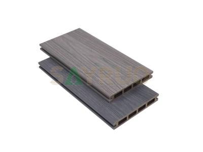Terrasse extérieure en composite bois-plastique creux, étanche et coextrudé, disponible en plusieurs couleurs