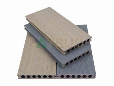 Lames de terrasse extérieures en WPC (composite bois composite) co-extrudées, creuses et à grain de bois profond en relief, résistantes et nécessitant peu d'entretien.