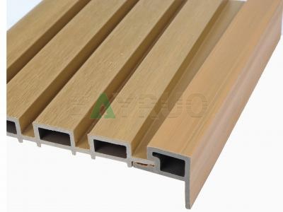 Panneaux muraux WPC haut de gamme imitation grain de bois et baguette d'angle assortie – revêtement composite résistant aux intempéries pour projets extérieurs modernes